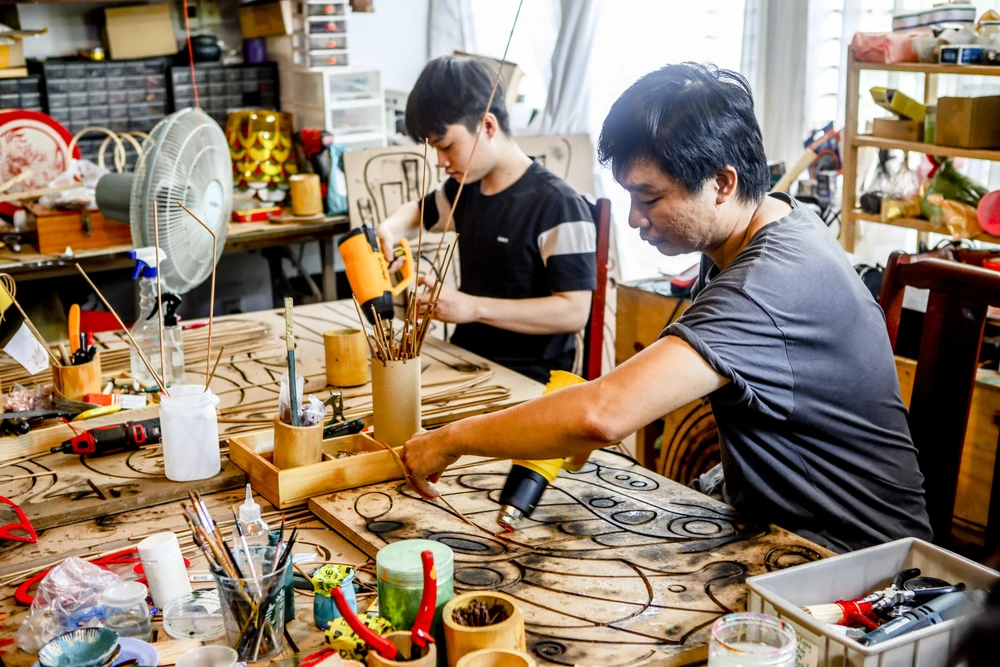 Vợ chồng 9X làm lồng đèn trung thu xưa