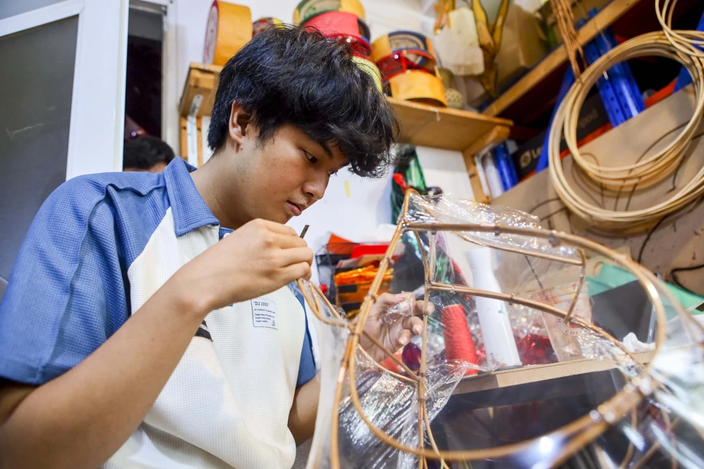 Vợ chồng 9X làm lồng đèn trung thu xưa