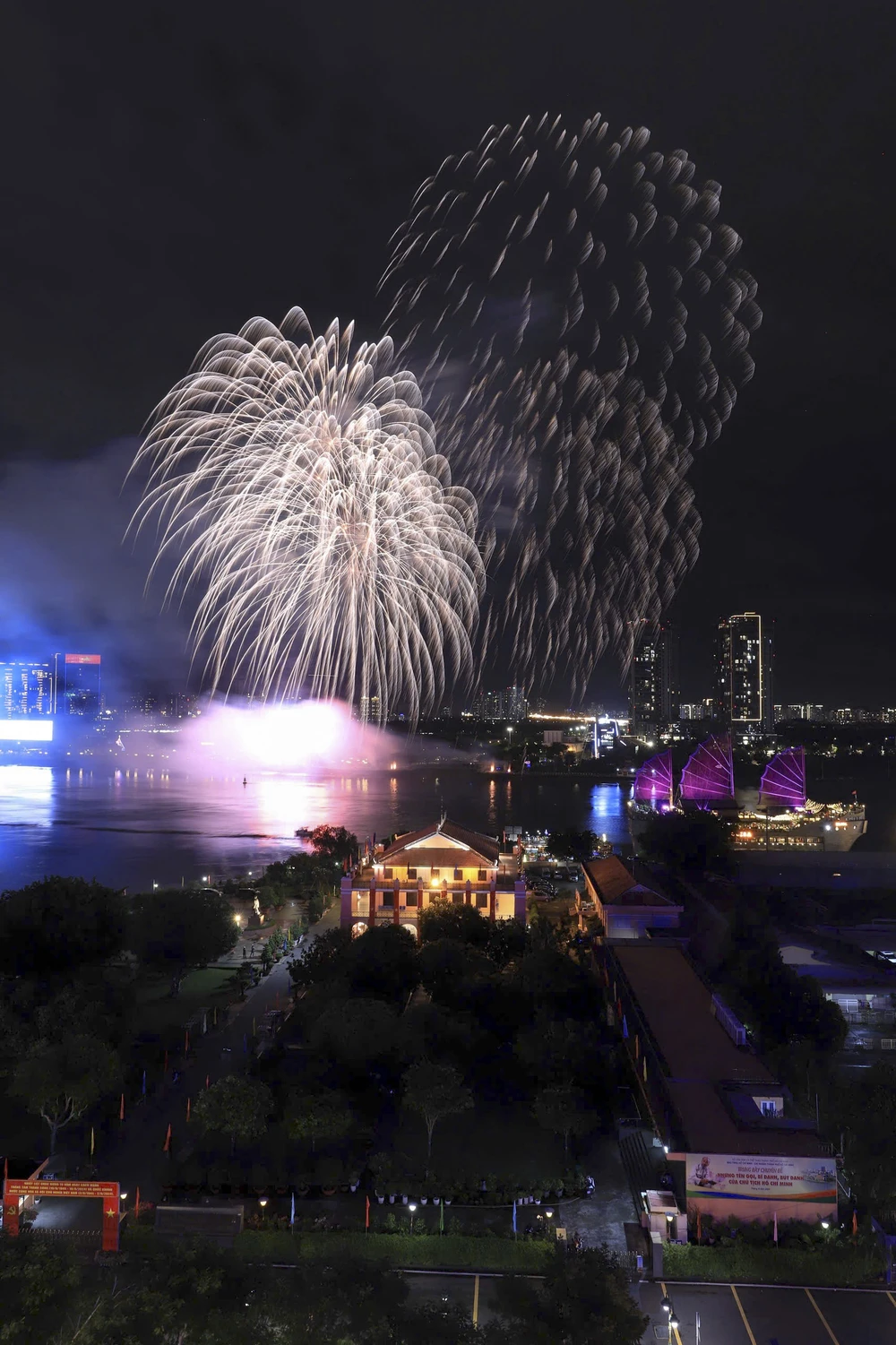 'Biển người' mãn nhãn màn pháo hoa mừng lễ Quốc Khánh 2-9