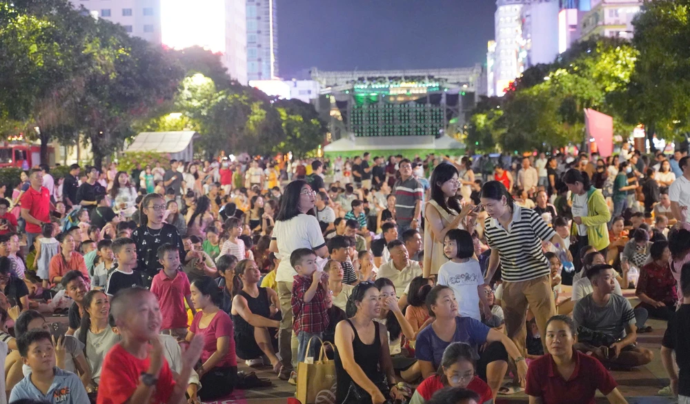 Người dân TP.HCM đổ về phố đi bộ Nguyễn Huệ chờ ngắm pháo hoa lễ 2-9