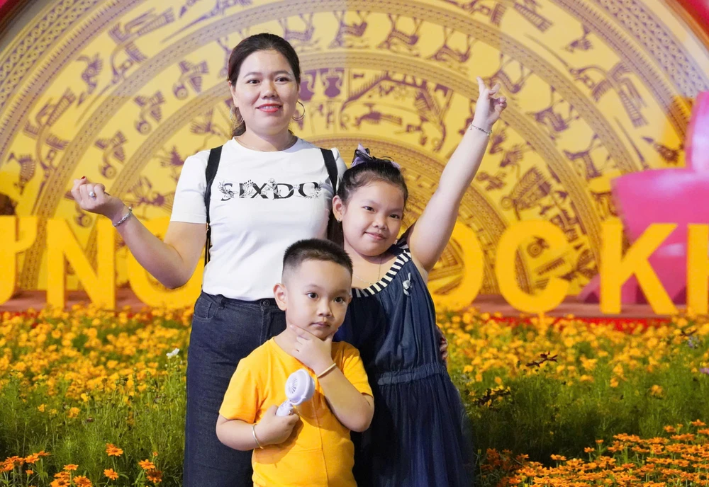 Người dân TP.HCM đổ về phố đi bộ Nguyễn Huệ chờ ngắm pháo hoa lễ 2-9