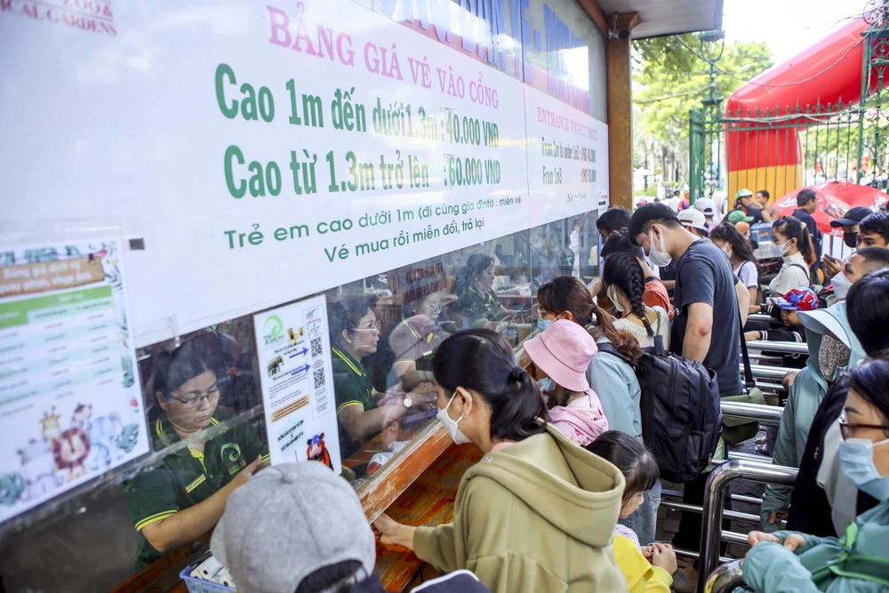 Thảo Cầm Viên Sài Gòn đông nghịt người, hơn 22.000 lượt khách vui chơi 2-9