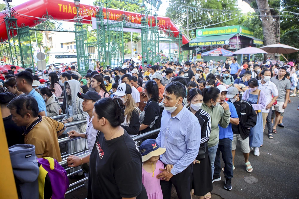 Thảo Cầm Viên Sài Gòn đông nghịt người, hơn 22.000 lượt khách vui chơi 2-9