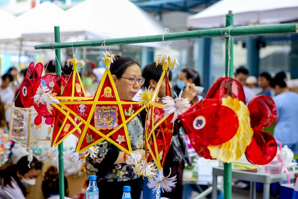 Bệnh nhi Bệnh viện Nhi đồng 1 cùng y bác sĩ thiết kế lồng đèn trung thu