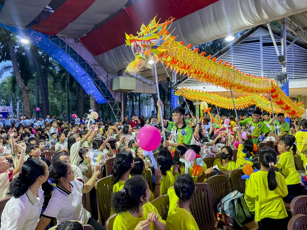 Khoảnh khắc các em nhỏ tại những mái ấm vui đón Tết trung thu