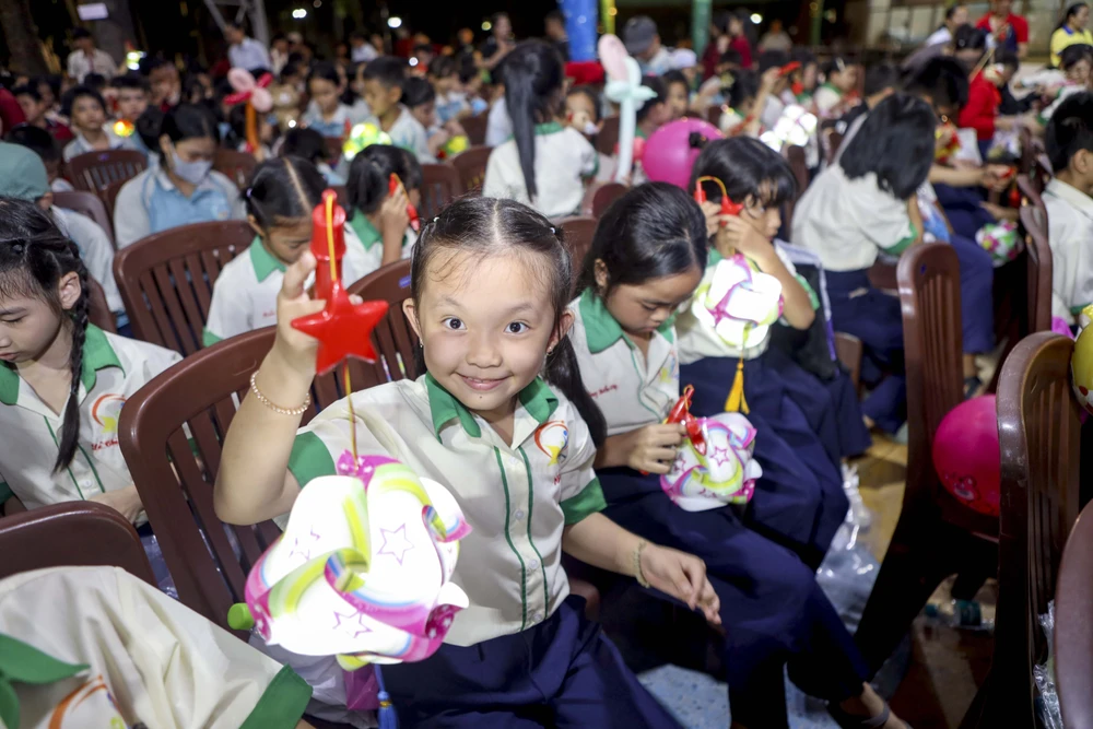 Khoảnh khắc các em nhỏ tại những mái ấm vui đón Tết trung thu