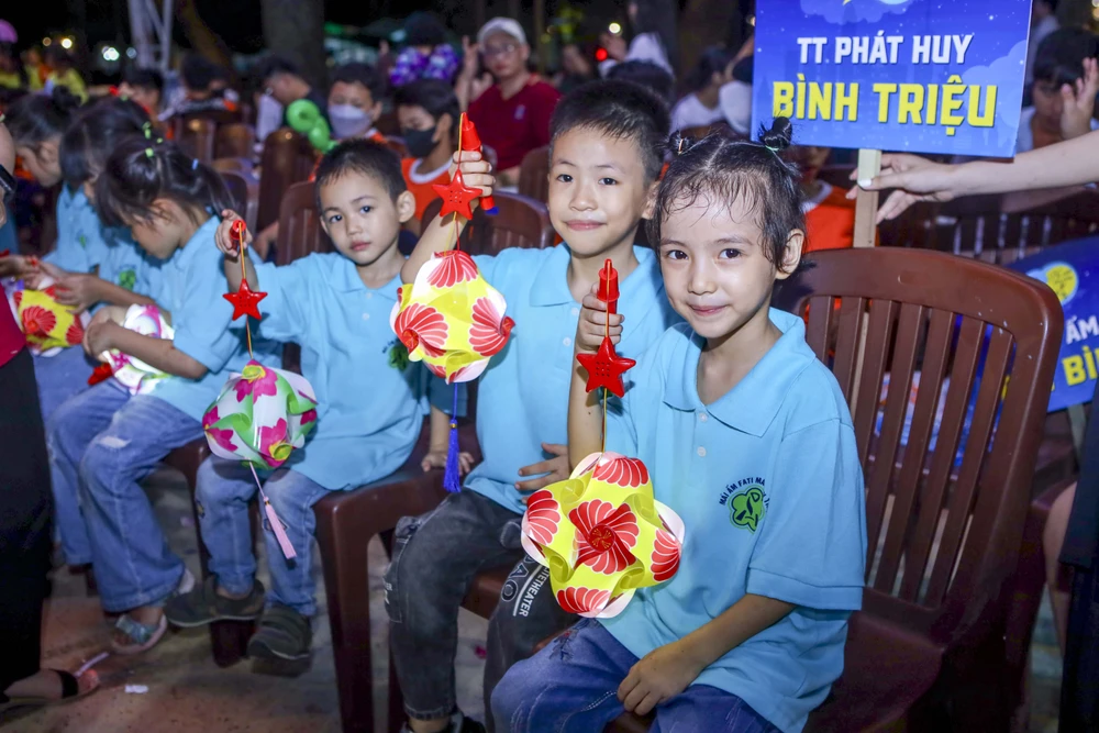 Khoảnh khắc các em nhỏ tại những mái ấm vui đón Tết trung thu