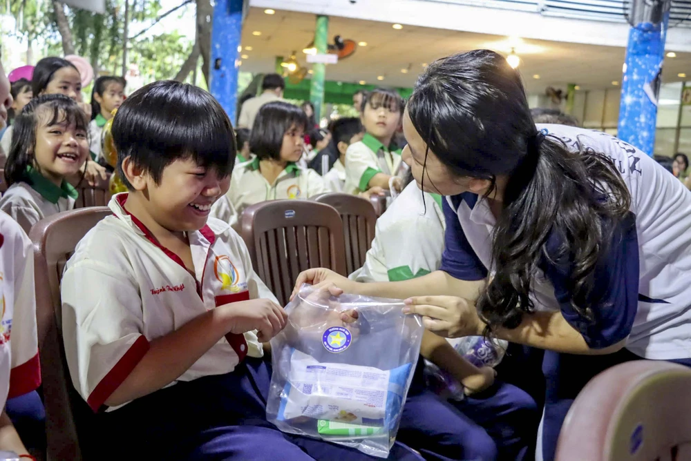 Khoảnh khắc các em nhỏ tại những mái ấm vui đón Tết trung thu