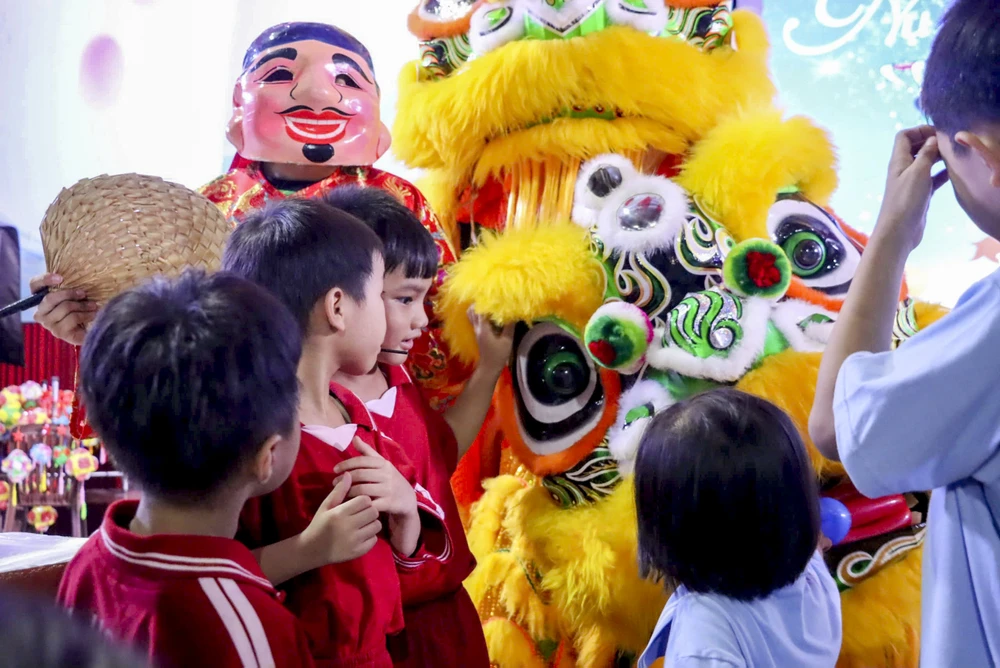 Khoảnh khắc các em nhỏ tại những mái ấm vui đón Tết trung thu