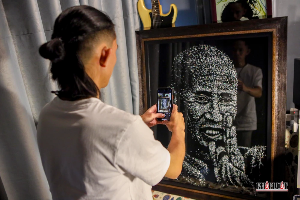 Chàng trai dùng búa gõ tranh trên kính thành tác phẩm độc đáo