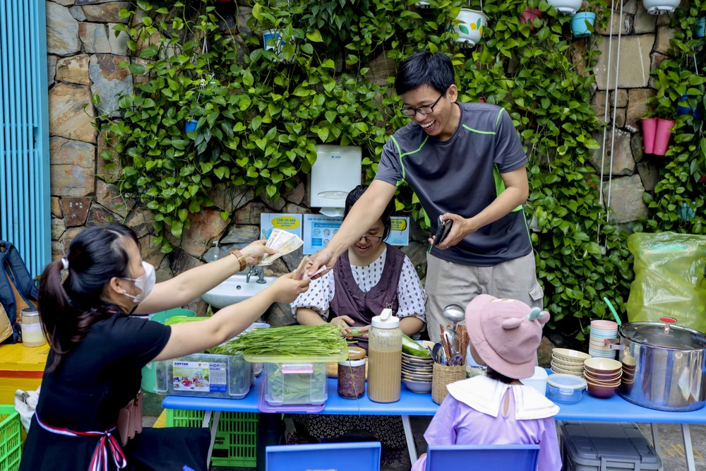 Người Sài Gòn lỉnh kỉnh túi đi 'phiên chợ mùa thu'