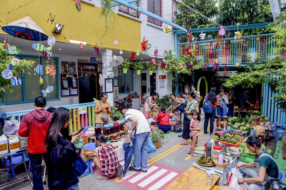 Người Sài Gòn lỉnh kỉnh túi đi 'phiên chợ mùa thu'