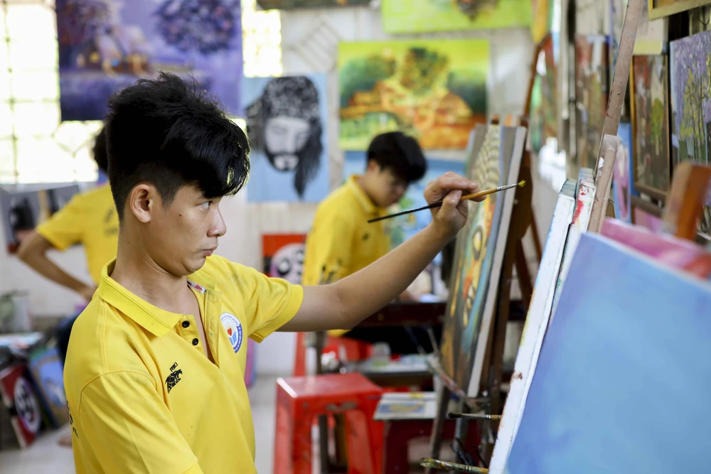 Người thầy giúp học trò đặc biệt vẽ ước mơ