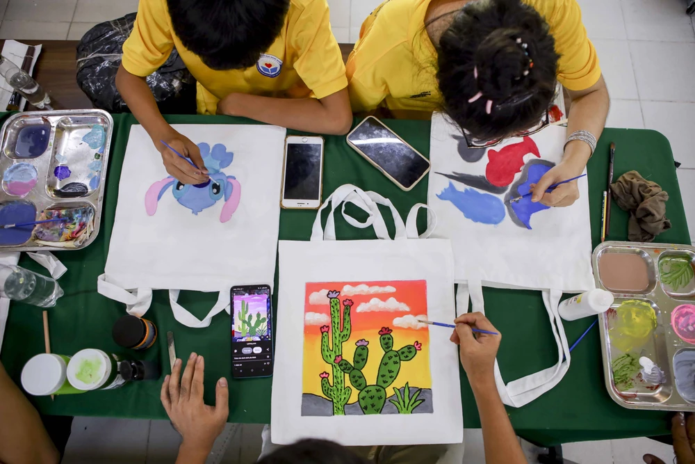 Người thầy giúp học trò đặc biệt vẽ ước mơ