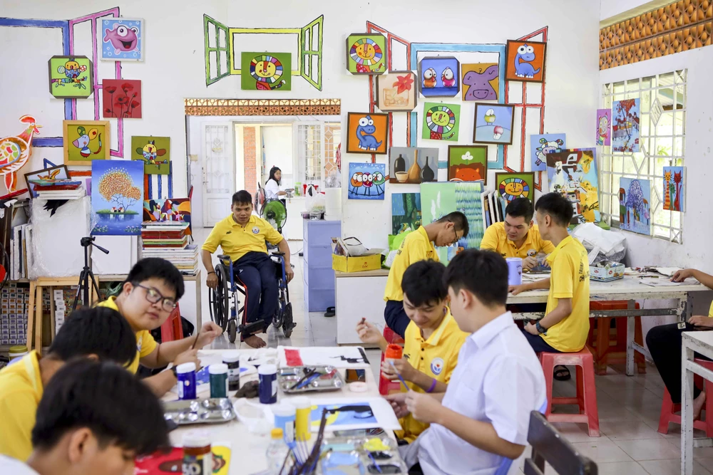 Người thầy giúp học trò đặc biệt vẽ ước mơ