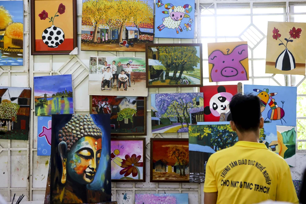 Người thầy giúp học trò đặc biệt vẽ ước mơ