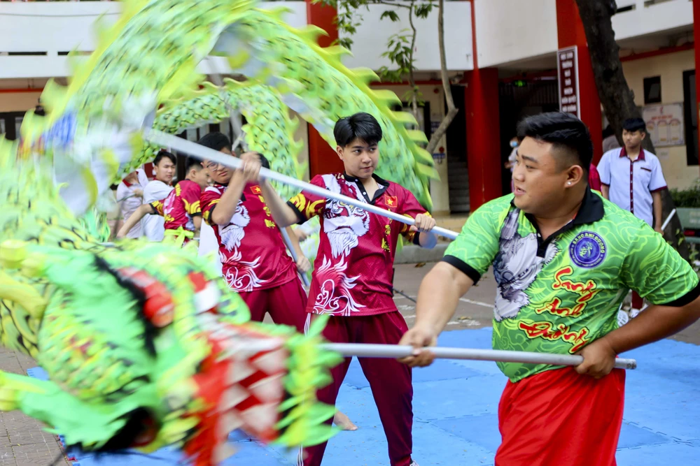 Học sinh học múa lân: Nghệ thuật truyền thống hòa vào nhịp sống học đường