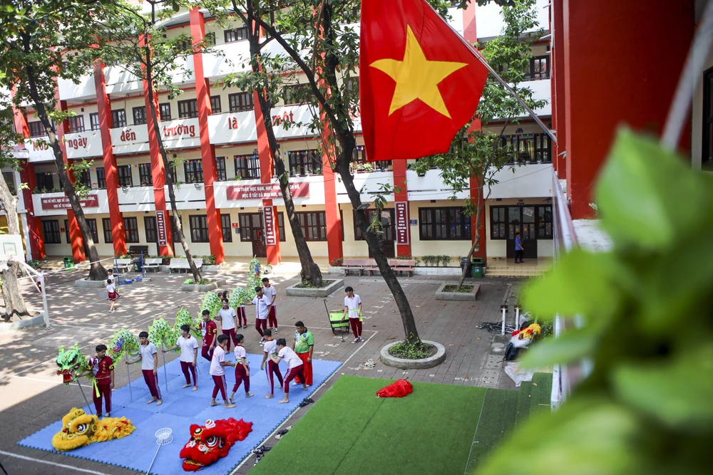 Học sinh học múa lân: Nghệ thuật truyền thống hòa vào nhịp sống học đường