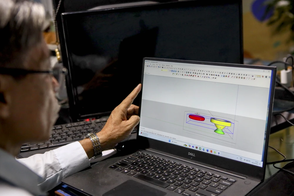 Ông khỏe tự học thiết kế sản phẩm bẫy muỗi