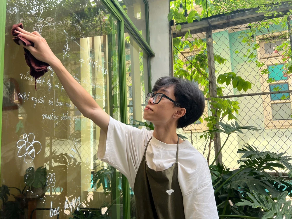 Nhân viên quán thường xuyên lau chùi tấm kiếng, thỉnh thoảng lại có những thông điệp mới được viết lên.