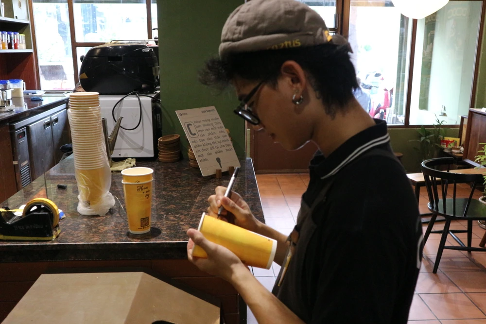 Ở quán cà phê Caztus (quận 1), mỗi khách hàng khi lấy nước đều nhận được một câu slogan được viết bằng tay ở trên ly.