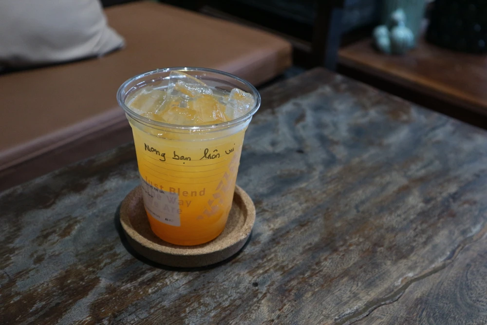 ly cà phê có thông điệp từ quán cà phê