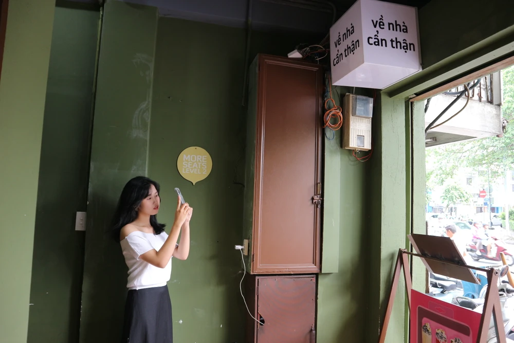 Trên chiếc đèn hộp treo ở góc hành lang của quán cà phê với dòng chữ “về nhà cẩn thận”. Một câu nói đơn giản nhưng vô cùng ấm áp