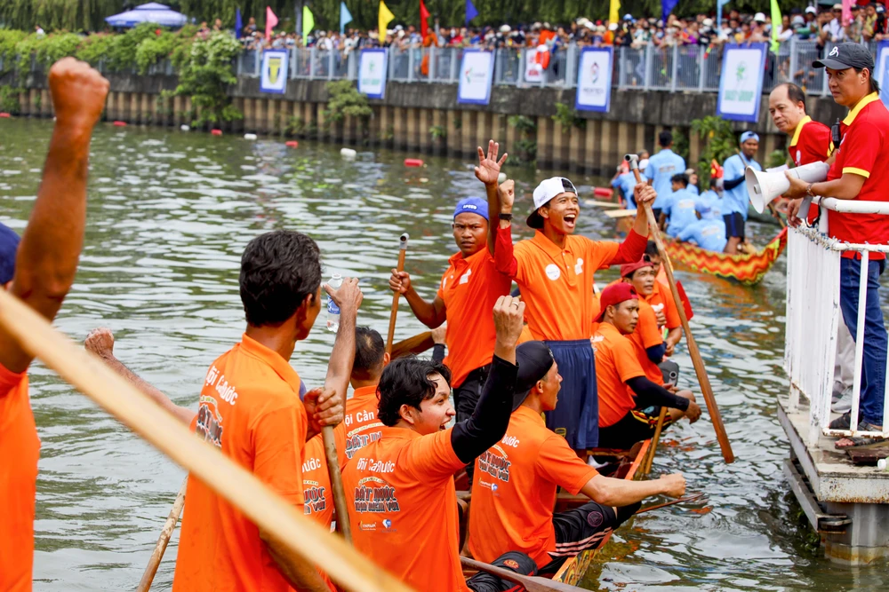 Đội Cần Đước (đến từ Sóc Trăng) ăn mừng khi bứt tốc về đích trước.