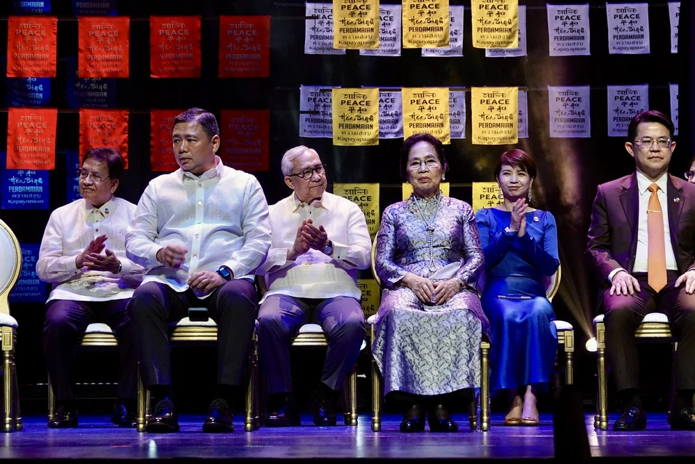 Giáo sư Nguyễn Thị Ngọc Phượng nhận giải Ramon Magsaysay tại Philippines