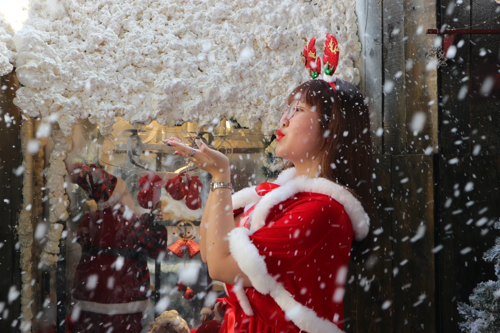 Ngoài ra, quán còn cho thuê trang phục phục vụ khách chụp ảnh Giáng sinh khi khách có nhu cầu.