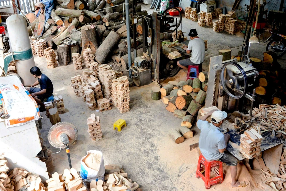 Xưởng sản xuất guốc gỗ Sáu Dẻo đã hoạt động từ lâu đời, ông Nguyễn Minh Trung là đời thứ tư trong gia đình tiếp nối nghề.