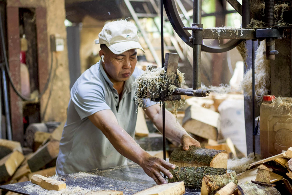 Xóm guốc mộc Bình Dương tất bật chuẩn bị hàng cho dịp Tết