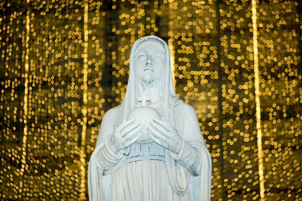 tượng Đức Mẹ Hòa Bình bằng đá cẩm thạch ở phía trước nhà thờ Đức Bà
