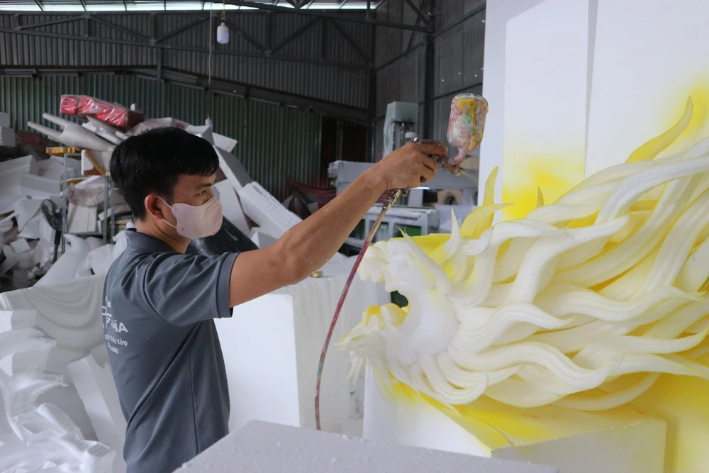 Độc đáo chàng trai làm mô hình xốp sống động kiếm tiền trăm triệu