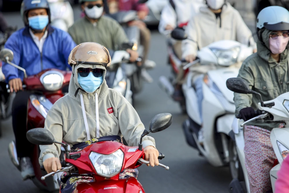 Thời tiết Sài Gòn se lạnh, người dân trùm kín khi ra đường