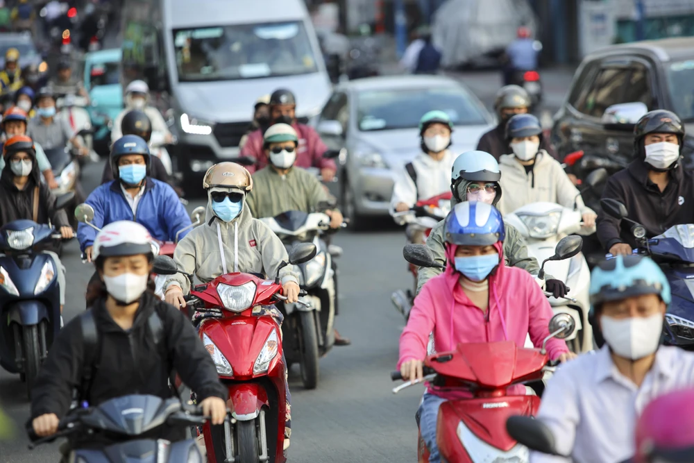 Thời tiết Sài Gòn se lạnh, người dân trùm kín khi ra đường