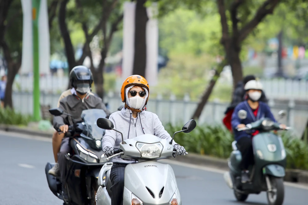 Thời tiết Sài Gòn se lạnh, người dân trùm kín khi ra đường