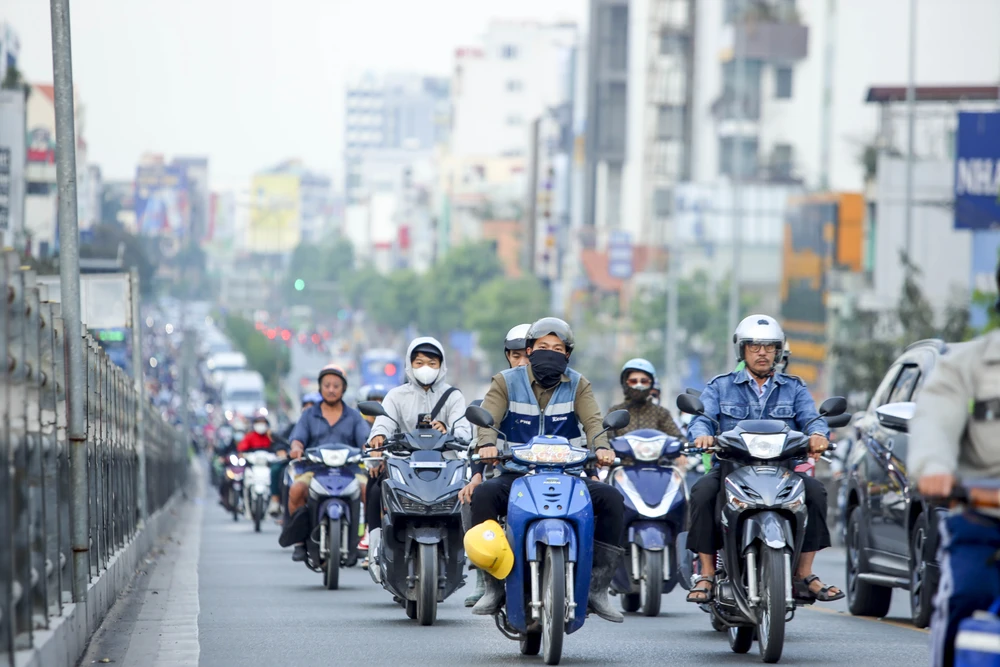 Thời tiết Sài Gòn se lạnh, người dân trùm kín khi ra đường