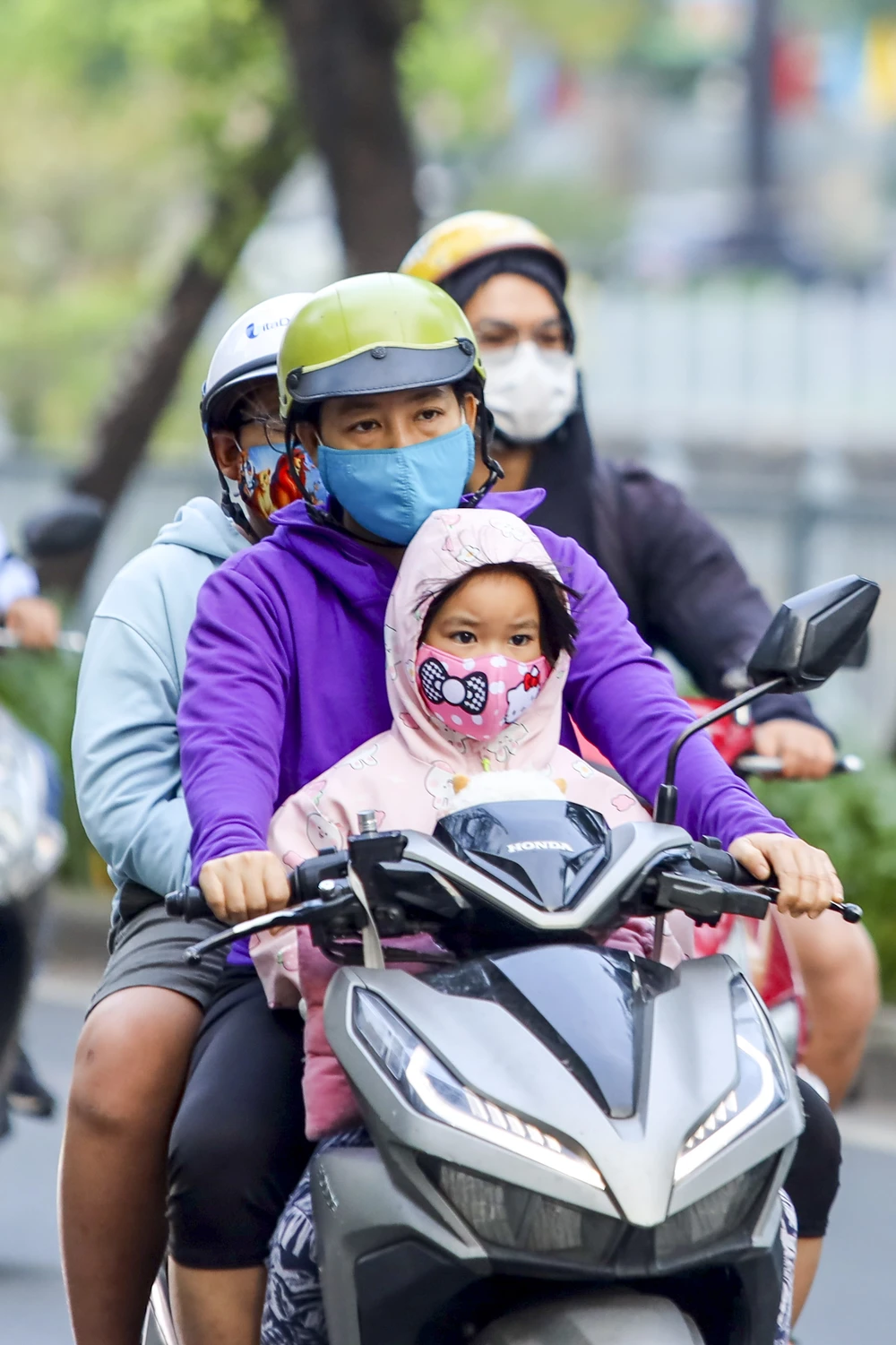 Thời tiết Sài Gòn se lạnh, người dân trùm kín khi ra đường