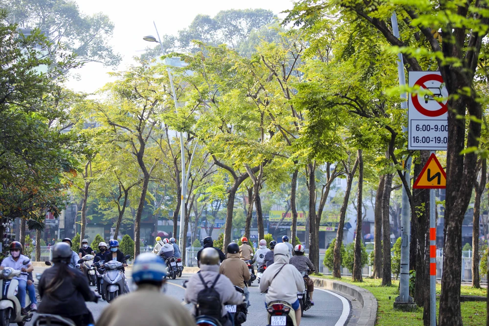 Thời tiết Sài Gòn se lạnh, người dân trùm kín khi ra đường