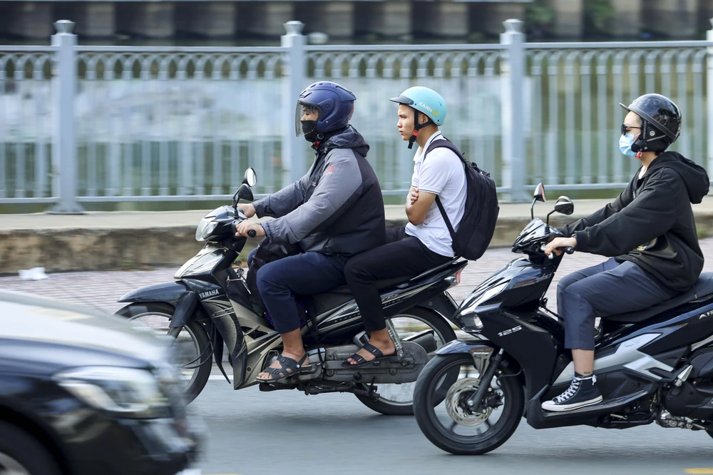 Thời tiết Sài Gòn se lạnh, người dân trùm kín khi ra đường