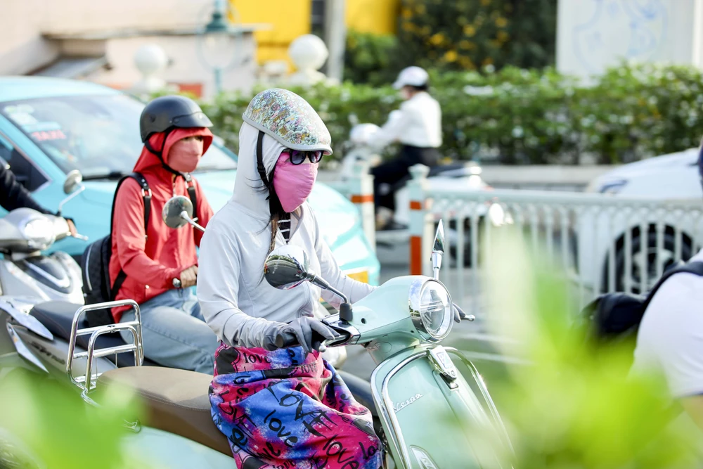 Thời tiết Sài Gòn se lạnh, người dân trùm kín khi ra đường