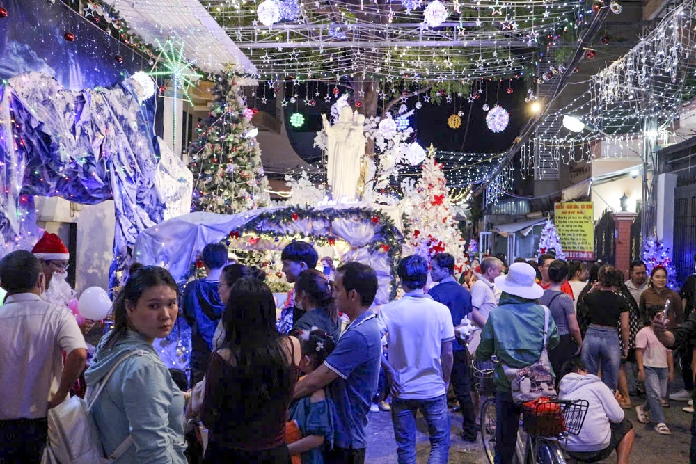 Không khí giáng sinh tấp nập trên đường phố Sài Gòn