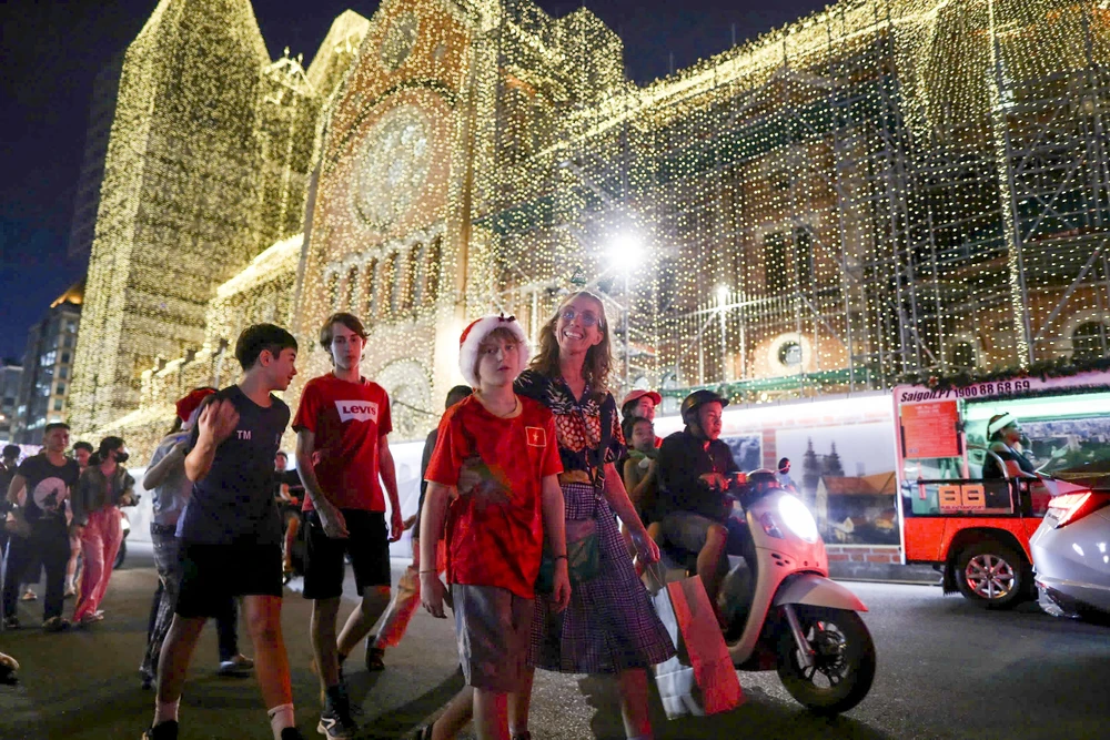 Không khí giáng sinh tấp nập trên đường phố Sài Gòn