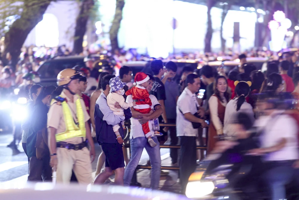 Không khí giáng sinh tấp nập trên đường phố Sài Gòn