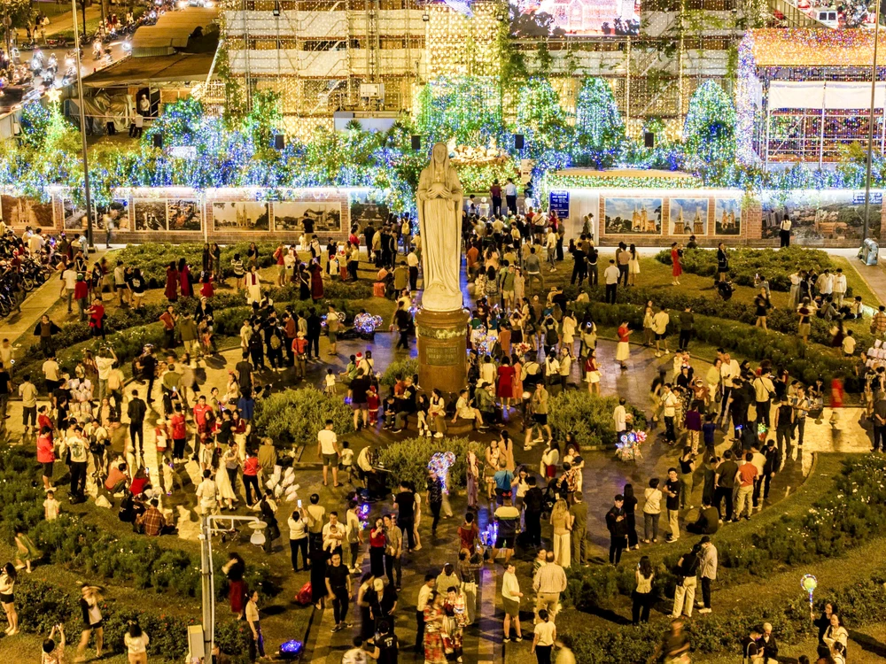 Không khí giáng sinh tấp nập trên đường phố Sài Gòn