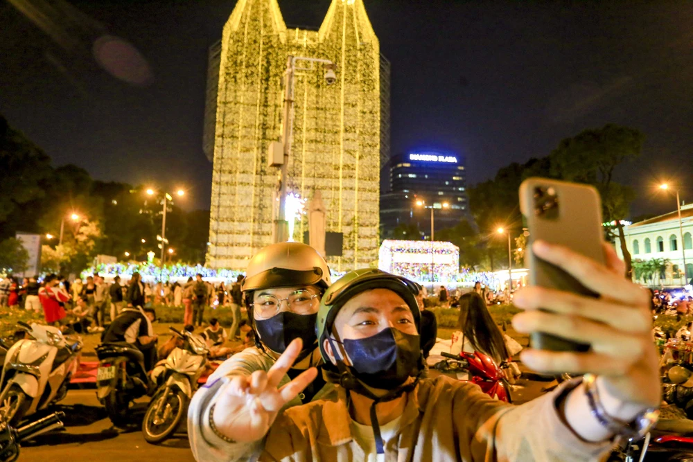 Không khí giáng sinh tấp nập trên đường phố Sài Gòn