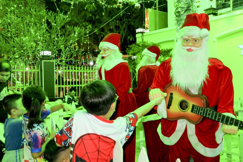 Không khí giáng sinh tấp nập trên đường phố Sài Gòn