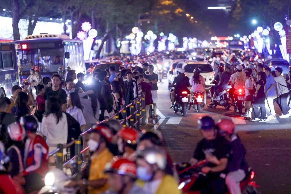 Không khí giáng sinh tấp nập trên đường phố Sài Gòn