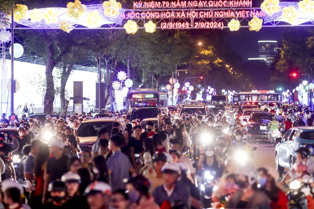 Không khí giáng sinh tấp nập trên đường phố Sài Gòn